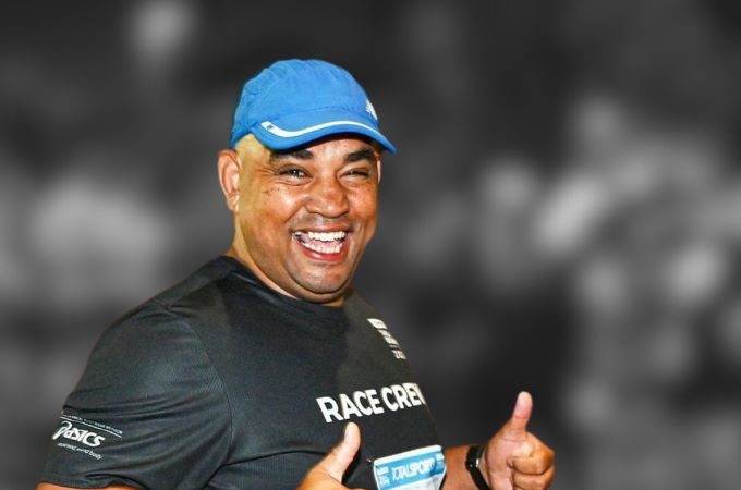 Step by Step: Ex-Springbok Deputy Mayor Runs to Put Shoes on Kids’ Feet